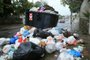 CACHOEIRINHA,RS,BRASIL.2021,10,16.Falta de coleta de lixo em Cachoeirinha, deixa ruas e avenida,com containers cobertos de lixo, e também lixo espalhados pelas calçadas.(RONALDO BERNARDI/AGENCIA RBS).<!-- NICAID(14917190) -->