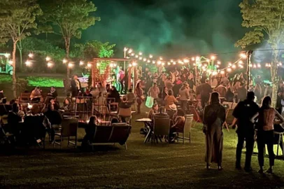 O Mátria Parque de Flores promove nesta sexta-feira (9) o Luau de encerramento da estação, em um dos seus jardins mais badalados, o Vale dos Ipês. O evento, que estreou em abril, em São Francisco de Paula, terá a sua segunda edição com música ao vivo, DJ, estações de gastronomia, bar e adega sob o céu dos Campos de Cima da Serra. A programação ilumina o amplo espaço ao ar livre à beira do lago, oferece ambiente descontraído e promete surpresas. A abertura será às 16h, com ingressos a preço único (R$45) para quem adquirir no segundo lote. A compra poderá ser feita antecipadamente no site ou na bilheteria do parque.  <!-- NICAID(15450438) -->