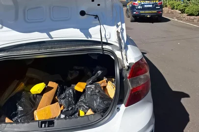 Duas mulheres são presas com 89 quilos de maconha em Bento GonçalvesEntorpecente estava no porta-malas de veículo Ka, com placas de Porto Alegre<!-- NICAID(16030208) -->
