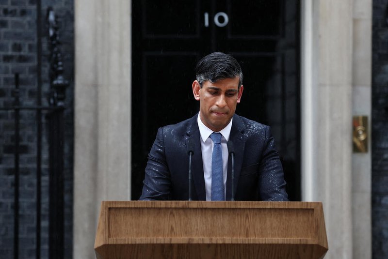 Britain's Prime Minister Rishi Sunak, soaked in rain, pauses as he delivers a speech to announce July 4 as the date of the UK's next general election, at 10 Downing Street in central London, on May 22, 2024. UK Prime Minister Rishi Sunak on Wednesday set a general election date for July 4, ending months of speculation about when he would go to the country. The vote -- the third since the Brexit referendum in 2016 and the first in July since 1945 -- comes as Sunak seeks to capitalise on better economic data to woo voters hit by cost-of-living rises. (Photo by HENRY NICHOLLS / AFP)Editoria: POLLocal: LondonIndexador: HENRY NICHOLLSSecao: governmentFonte: AFPFotógrafo: STF<!-- NICAID(15770308) -->