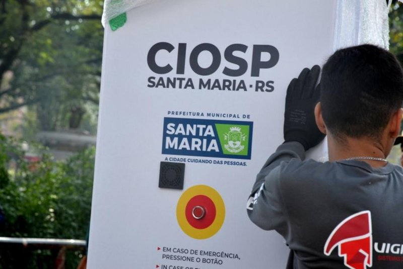 Prefeitura de Santa Maria inicia instalação de totem com botão de emergência no Centro<!-- NICAID(15498580) -->