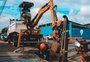 Com retroescavadeira, caçamba articulada e cortador de asfalto, Corsan lança caminhão multifuncional