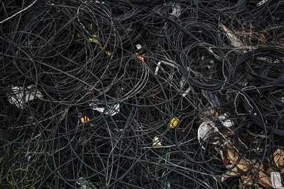 CAPÃO DA CANOA, RS, BRASIL, 13-02-2026: Moradores de Capão da Canoa relatam problemas com fiação de postes de luz em bairros da cidade. Fios enrolados em postes, com baixas alturas e soltos, já causaram incidentes com pessoas feridas A Prefeitura de Capão da Canoa realiza ações de recolhimento dos fios que se espalham por diversos bairros da cidade. Entre dezembro de 2025 e fevereiro de 2026, foram recolhidos cerca e 10 toneladas de materiais. Fotos: Renan Mattos/Agência RBS<!-- NICAID(16225644) -->