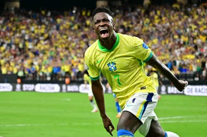 Football: Copa America 2024 - 1st round day 2: Group D Paraguay v BrazilBrazil's forward #07 Vinicius Junior celebrates after scoring his team's first goal during the Conmebol 2024 Copa America tournament group D football match between Paraguay and Brazil at Allegiant Stadium in Las Vegas, Nevada on June 28, 2024. (Photo by Frederic J. Brown / AFP)Editoria: SPOLocal: Las VegasIndexador: FREDERIC J. BROWNSecao: soccerFonte: AFPFotógrafo: STF<!-- NICAID(15801419) -->