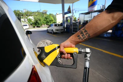 CAXIAS DO SUL, RS, BRASIL, 02/01/2026. Blitz do Pioneiro nos postos de combustíveis após o aumento no dia 01/01/2026. Na foto, posto Ramar na avenida São Leopoldo com a perimetral Sul. (Porthus Junior/Agência RBS)<!-- NICAID(16197032) -->