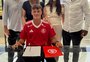 Centroavante de 16 anos assina primeiro contrato profissional com o Inter; multa é de R$ 370 milhões