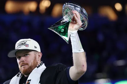 SANTA CLARA, CALIFORNIA - FEBRUARY 08: Sam Darnold #14 of the Seattle Seahawks celebrates with the Vince Lombardi Trophy after winning Super Bowl LX against the New England Patriots at Levi's Stadium on February 08, 2026 in Santa Clara, California. The Seattle Seahawks defeated the New England Patriots 29-13. Kevin C. Cox/Getty Images/AFP (Photo by Kevin C. Cox / GETTY IMAGES NORTH AMERICA / Getty Images via AFP)