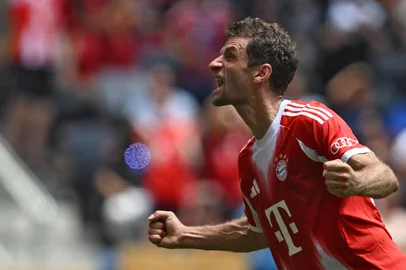 Bayern Munich's German forward #25 Thomas Mueller celebrates after scoring a goal during the Club World Cup 2025 Group C football match between Germany's Bayern Munich and New Zealand's Auckland City at the TQL stadium in Cincinnati on June 15, 2025. (Photo by Federico PARRA / AFP)Editoria: SPOLocal: CincinnatiIndexador: FEDERICO PARRASecao: soccerFonte: AFPFotógrafo: STF<!-- NICAID(16082378) -->