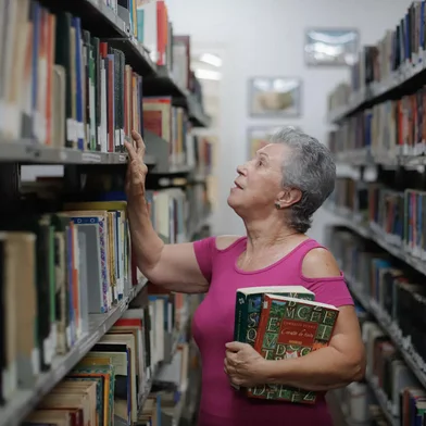 Cachoeirinha, RS, Brasil - 08/02/2022 - A Biblioteca Pública Municipal Monteiro Lobato, de Cachoeirinha, deu largada ao projeto Desafio Literário de 2022. A proposta é que os participantes leiam, até o final do ano, um livro de cada uma das 12 categorias estabelecidas. Na foto: Lenita Batista de Silveira. (Foto: Anselmo Cunha/Agência RBS)Indexador: Carlos Macedo<!-- NICAID(15010334) -->
