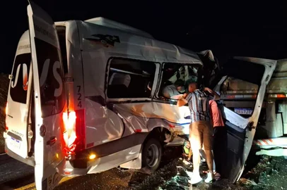 Professora morre e 14 pessoas ficam feridas em acidente com van de estudantes em Soledade<!-- NICAID(16181671) -->