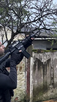 A Polícia Civil realiza nesta sexta-feira (16) uma operação em Porto Alegre contra um esquema de extorsão pela internet. A investigação é do Departamento Estadual de Repressão aos Crimes Cibernéticos.<!-- NICAID(16388635) -->
