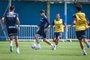 RS - FUTEBOL/ TREINO GREMIO 2022 - ESPORTES - Jogadores do Gremio realizam treino técnico durante a manhã desta segunda-feira, no CT Luiz Carvalho, na preparação para a partida válida pela Copa do Brasil 2023. FOTO: LUCAS UEBEL/GREMIO FBPANa foto, de frente: Villasanti (E) e Fábio (D)<!-- NICAID(15360897) -->