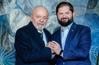 05.08.2024 - Presidente da República, Luiz Inácio Lula da Silva e o ao lado do Presidente do Chile, Gabriel Boric, posam para fotografia oficial, no Salão Azul do Palácio de La Moneda. Santiago - Chile<!-- NICAID(15833120) -->