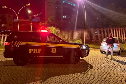 A Polícia Rodoviária Federal prendeu na noite desta segunda-feira (1) um homem que desobedeceu à ordem de parada em uma fiscalização de rotina na BR-116. Ele fugiu do local, na região do bairro Planalto, e deu início a perseguição.<!-- NICAID(15638875) -->
