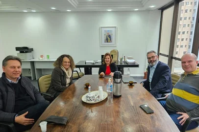 PT e PSOL dialogam sobre Conjuntura Política e EleitoralNo dia de hoje (27/09), a Presidenta do PT Estadual , Juçara Dutra Vieira, juntamente com o Secretário Geral, Carlos Pestana, e o Secretário de Relações Institucionais, Cícero Balestro, recebeu a Presidenta do PSOL, Luciana Genro e o vereador Roberto Robaina.