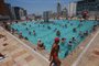 SP - CLIMA/SÃO PAULO/ONDA DE CALOR - CIDADES - Pessoas aproveitam dia de sol e calor na piscina do Sesc 24 de Maio, na região central de São Paulo, na manhã deste   sábado, 11 de novembro de 2023. Diferentes regiões do país estão sob novo alerta para altas temperaturas ao longo   da próxima semana. Em São Paulo, a capital está em estado de atenção para altas temperaturas, decretado pela Defesa   Civil Municipal. Segundo o Centro de Gerenciamento de Emergências da Prefeitura, hoje os termômetros devem marcar   até 35°C, e amanhã à tarde, 37°C.    11/11/2023 - Foto: TIAGO QUEIROZ/ESTADÃO CONTEÚDO<!-- NICAID(15594977) -->