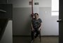Moradores de prédio sem luz há três dias colocam cadeiras nos corredores para idosos descansarem ao usar escadas
