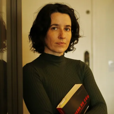 PORTO ALEGRE, RS, BRASIL - 2024.05.27- A escritora Júlia Dantas, teve o apartamento tomado pelas águas no bairro Menino Deus. Foto: (Renan  Mattos/ Agência RBS)<!-- NICAID(15774814) -->