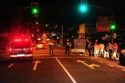 CAXIAS DO SUL, RS, BRASIL, 05/04/2021. Reconstituição - Tripulantes da Parati e fiscais de trânsito foram ouvidos na primeira parte da reprodução da perseguição que resultou na morte de Matheus da Silva dos Santos, 21 anos, em Caxias do Sul. A perícia, que é a última etapa da investigação, exigiu uma intensa mobilização policial e chamou atenção de quem trafegava pela Rua Moreira César e a Perimetral Norte, que tiveram trechos bloqueados entre a noite dessa terça-feira e o início da madrugada de quarta-feira (6). A perseguição aconteceu na madrugada do dia 06/06/2021 e teve início na Rua Moreira Cesar, quase esquina com a Rua José de Carli acabando na Rua Ludovico Cavinato, rótula da Mosteiro. Parentes da vítima fizeram protesto. (Porthus Junior/Agência RBS)<!-- NICAID(15060826) -->