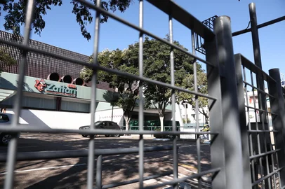 PORTO ALEGRE, RS, BRASIL, 07-07-2025: Mercado Zaffari da av. Getulio Vargas se prepara para ampliação com terrenos ao lado dos estacionamentos. Na rua Múcio antigo prédio residencial deverá ser demolido. Foto: Jonathan Heckler/Agência RBS<!-- NICAID(16075005) -->