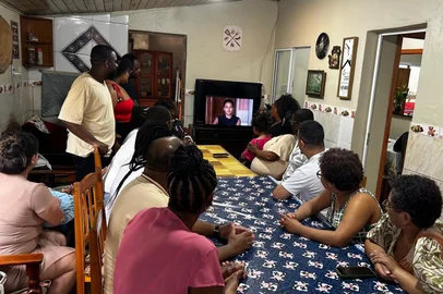 Como os noveleiros se preparam para descobrir quem matou Odete Roitman. Na foto, família de Pedro Henrique Gomes Rodrigues<!-- NICAID(16141227) -->