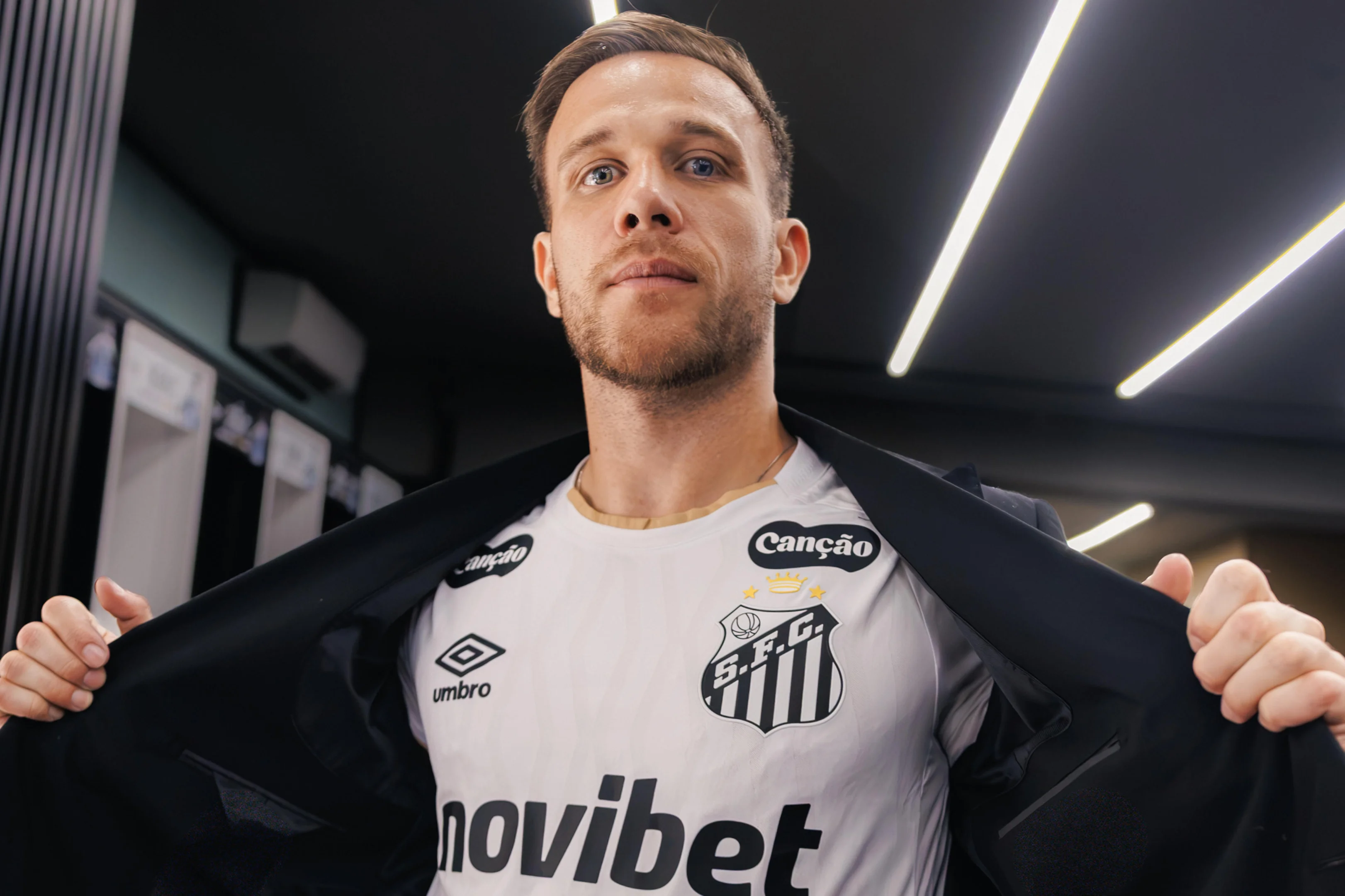 Arthur é o novo reforço do Santos e pode estrear contra o Inter