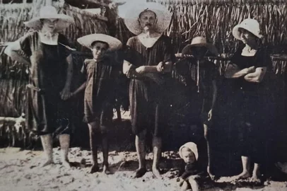 Banhistas em Tramandaí em 1927<!-- NICAID(16194298) -->