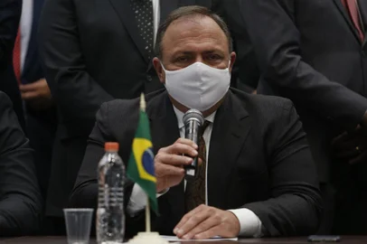 Brazil's Health Minister Eduardo Pazuello offers a press conference at the distribution centre of the health ministry as doses of the Chinese CoronaVac vaccine start being distributed across the country amid the novel coronavirus, COVID-19, pandemic, in Guarulhos, Sao Paulo, Brazil, on January 18, 2021. - The global Covid-19 vaccination drive gained pace Sunday as Brazil gave its first injections. Brazil's health regulator gave the green light for the Oxford-AstraZeneca vaccine and China's CoronaVac to be used as the Latin American giant suffers a devastating second wave of the coronavirus. (Photo by Miguel SCHINCARIOL / AFP)Editoria: HTHLocal: Sao PauloIndexador: MIGUEL SCHINCARIOLSecao: diseaseFonte: AFPFotógrafo: STR<!-- NICAID(14693092) -->