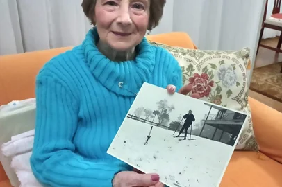 Neusa Ricardo, 88 anos, trabalhou por 50 anos na Óptica Caxiense e foi testemunha da neve de agosto de 1965. Ela também foi a modelo da clássica foto da “moça do esqui”, feita pelo fotógrafo Hildo Boff. A imagem foi um dos cartões-postais mais vendidos da loja, 60 anos atrás. Ela também foi homenageada pela família Beretta por sua trajetória na loja.Na foto: Neusa mostra a foto em que ficou eternizada como a "moça do esqui na neve", em agosto de 1965. Imagem foi feita pelo fotógrafo Hildo Boff em uma chácara no bairro Cruzeiro.<!-- NICAID(16068770) -->