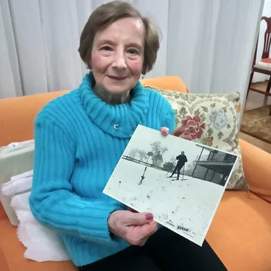 Neusa Ricardo, 88 anos, trabalhou por 50 anos na Óptica Caxiense e foi testemunha da neve de agosto de 1965. Ela também foi a modelo da clássica foto da “moça do esqui”, feita pelo fotógrafo Hildo Boff. A imagem foi um dos cartões-postais mais vendidos da loja, 60 anos atrás. Ela também foi homenageada pela família Beretta por sua trajetória na loja.Na foto: Neusa mostra a foto em que ficou eternizada como a "moça do esqui na neve", em agosto de 1965. Imagem foi feita pelo fotógrafo Hildo Boff em uma chácara no bairro Cruzeiro.<!-- NICAID(16068770) -->