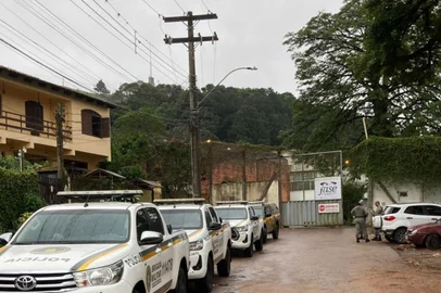 No final da tarde desta quinta-feira, a Brigada foi chamada para atender uma ocorrência após moradores do bairro Cristal ouvirem disparos de arma de fogo. Segundo os policiais, chegando na rua Jaguari, encontraram um homem morto. Ele já foi identificado, mas sua identidade não foi divulgada. <!-- NICAID(15865309) -->