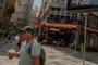 SP - CLIMA/SP/CALOR - GERAL - Pedestres enfrentam forte calor na região central de São Paulo, na tarde desta terça-feira (14). Ontem (13), a   cidade teve o dia mais quente do ano, segundo o Instituto Nacional de Meteorologia (Inmet). A temperatura máxima   foi de 37,7°C, a maior para um mês de novembro desde o início das medições, em 1943, e a segunda maior registrada   pelo Inmet em São Paulo nesses 80 anos - atrás somente dos 37,8°C de 17 de outubro de 2014.   14/11/2023 - Foto: BRUNO ROCHA/ENQUADRAR/ESTADÃO CONTEÚDO<!-- NICAID(15597734) -->