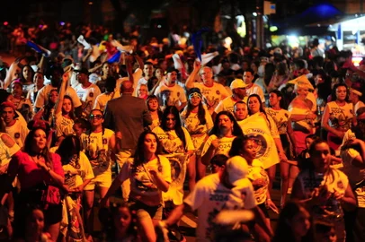 CAXIAS DO SUL, RS, BRASIL, 09/10/2024. Depois de oito anos, Caxias do Sul volta a ter defile de escolas de samba. A retomada do carnaval de rua aconteceu na rua Plácido de Castro. Na foto, desfile da Escola de Samba Unidos do É o Tchan. (Porthus Junior/Agência RBS)<!-- NICAID(15675632) -->