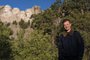 Felipe Santana no Monte Rushmore  onde os rostos de quatro presidentes norte-americanos estão esculpidos nas montanhas<!-- NICAID(14805611) -->