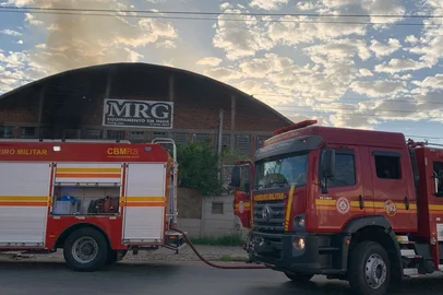 Incêndio em galpão na zona norte de Porto Alegre.