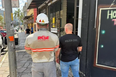 Nesta quarta-feira, 11, equipes da RGE realizaram mais uma ação contra fraudes e furtos de energia na cidade de Caxias do Sul. Eletricistas da distribuidora, juntamente com a polícia civil, executaram uma inspeção em um estabelecimento onde funciona uma churrascaria.Durante ação, ocorrida no bairro Centro, as equipes identificaram que o comércio estava com um medidor fraudado, que não contabilizava corretamente o consumo de energia do local e averiguado que o consumo havia diminuído drasticamente nos últimos anos. O medidor fraudado foi substituído e o estabelecimento teve sua energia normalizada.<!-- NICAID(16223446) -->