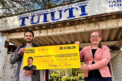 Vereador de Gravataí chega a mais de R$ 100 mil doados para escolas públicasParlamentar assumiu promessa de rear metade dos seus vencimentos para a educação da cidadeA doação de metade do salário para as escolas foi o principal compromisso assumido por Thiago De Leon na campanha para as eleições municipais de 2020. Thiago se elegeu e a promessa está sendo cumprida. Hoje, já são 27 escolas contempladas e mais de 100 mil reais doados. O compromisso foi, inclusive, registrado em cartório.