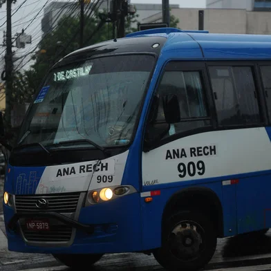 CAXIAS DO SUL, RS, BRASIL, 17/11/2023. Lançado em setembro de 2000, o Táxi Lotação, apelidado de azulzinho em Caxias do Sul, teve os itinerários reduzidos desde sua implantação, mas segue sendo modelo atrativo de transporte coletivo tanto para viagens longas, que ligam os bairros Desvio Rizzo e Cruzeiro, quanto para roteiros mais curtos, como do bairro São Pelegrino ao Centro da cidade, pela Avenida Júlio de Castilhos. (Bruno Todeschini/Agência RBS)Indexador: BTK<!-- NICAID(15601007) -->