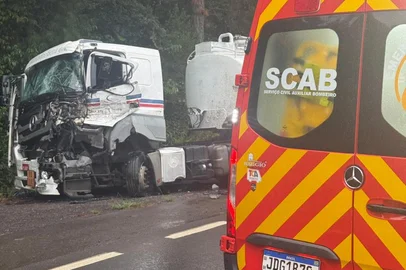 Acidente na RS-122, em Ipê, envolvendo três caminhões<!-- NICAID(16227223) -->