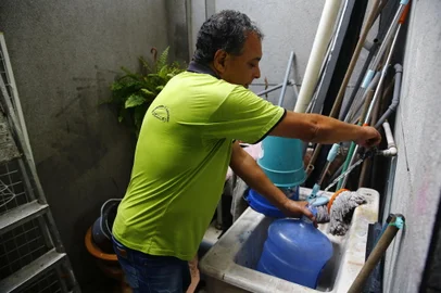 GRAVATAÍ, RS, BRASIL - 2023.02.03 - Diversos bairros de Gravataí estão sem água. Na foto: Batista Luzardo da Silva, dono de restaurante no Centro, lava louça com galão de água no seu estabelecimento - Foto: André Ávila/Agência RBS<!-- NICAID(15339807) -->