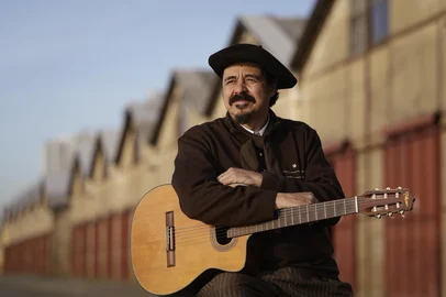 PORTO ALEGRE, RS, BRASIL, 12-08-2025: O músico Pirisca Grecco participa do projeto de GZH "A Música do Rio Grande", no Cais do Porto. O artista interpreta a canção Desgarrados. Foto: Mateus Bruxel/Agência RBSIndexador: MATEUS BRUXEL<!-- NICAID(16101753) -->