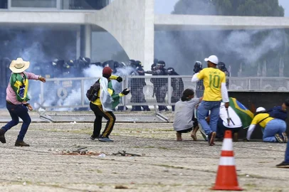 Os ministros do Supremo Tribunal Federal (STF) terminam de analisar às 23h59 desta segunda (15), em plenário virtual, mais 250 denúncias contra envolvidos nos atos antidemocráticos e golpistas de 8 de janeiro.<!-- NICAID(15428420) -->