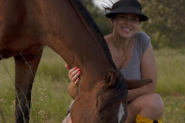 A coluna de hoje conta a história de uma ONG que cuida de cavalos vítimas de maus tratos. Foi através de um pedido de ajuda que nasceu a vontade de se dedicar exclusivamente aos equinos. Com vocês, um pouquinho da ONG Pé de Chulé, fundada por 14 amigos, entre eles, Jerusa Sena.<!-- NICAID(15062344) -->