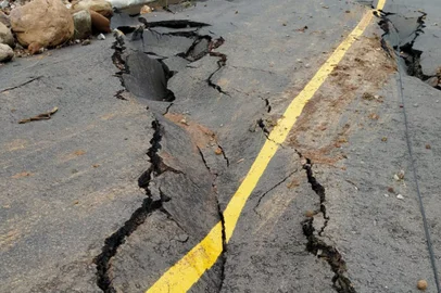 Alagamentos - Em poucos minutos choveu 90 milímetros, os boeiros subira, estouraram canos e a água destruiu o asfalto de estrada que liga os municípios<!-- NICAID(14705760) -->