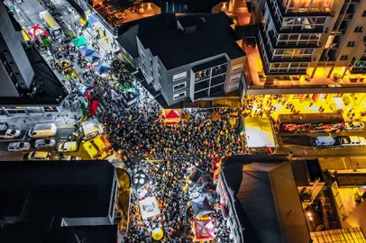 Farroupilha se prepara para a noite fria de sexta-feira, 12, para celebrar o Vivere e “A Magia do Inverno”, tema desta edição. Com retorno ao Calçadão da Júlio de Castilhos, o evento ocorre no centro da cidade, reunindo todos os moradores, comerciantes e visitantes para aquecer o início desta estação tão característica da Serra gaúcha.<!-- NICAID(16302622) -->