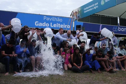 Banho de leite na Fenasul e na Expoleite, em Esteio<!-- NICAID(16038299) -->