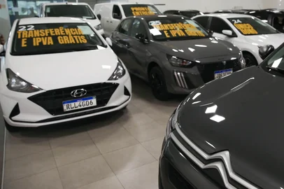 CAXIAS DO SUL, RS, BRASIL, 21/01/2026. De acordo com dados da Fenabrave, venda de veículos novos teve queda de 3,45% em Caxias do Sul em 2025. Do outro lado, comércio dos seminovos subiu em 8%. Na Eiffel Multimarcas, relato é de um crescimento moderado nas vendas. Na foto, veículos à venda. (Ariéli Ziegler/Agência RBS)Indexador: Arieli Ziegler<!-- NICAID(16208556) -->