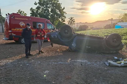 Acidente entre camionete e kombi<!-- NICAID(16001715) -->