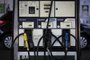 Porto Alegre, RS, Brasil, 16-05-2023: Abastecimento de combustível em um posto em Porto Alegre. A Petrobras anunciou nesta terça-feira (16) o fim da política de paridade internacional para precificação dos combustíveis no Brasil. A partir de amanhã, preços de diesel e gasolina deverão ser reduzidos para as distribuidoras. Foto: Mateus Bruxel / Agência RBSIndexador: Andre Avila<!-- NICAID(15429568) -->