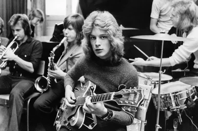 (FILES) Young Swedish actor and musician Bjorn Andresen, plays guitar with a pop music band, 30 September 1971 in Stockholm, Sweden. Bjorn Andresen, a Swedish actor known for his performance in Luchino Visconti's award-winning "Death in Venice" (1971), has died at the age of 70, an associate told AFP on October 27, 2025. (Photo by -/stf / SCANPIX SWEDEN / AFP)Editoria: ACELocal: StockholmIndexador: -/STFSecao: musicFonte: SCANPIX SWEDENFotógrafo: STR<!-- NICAID(16154578) -->